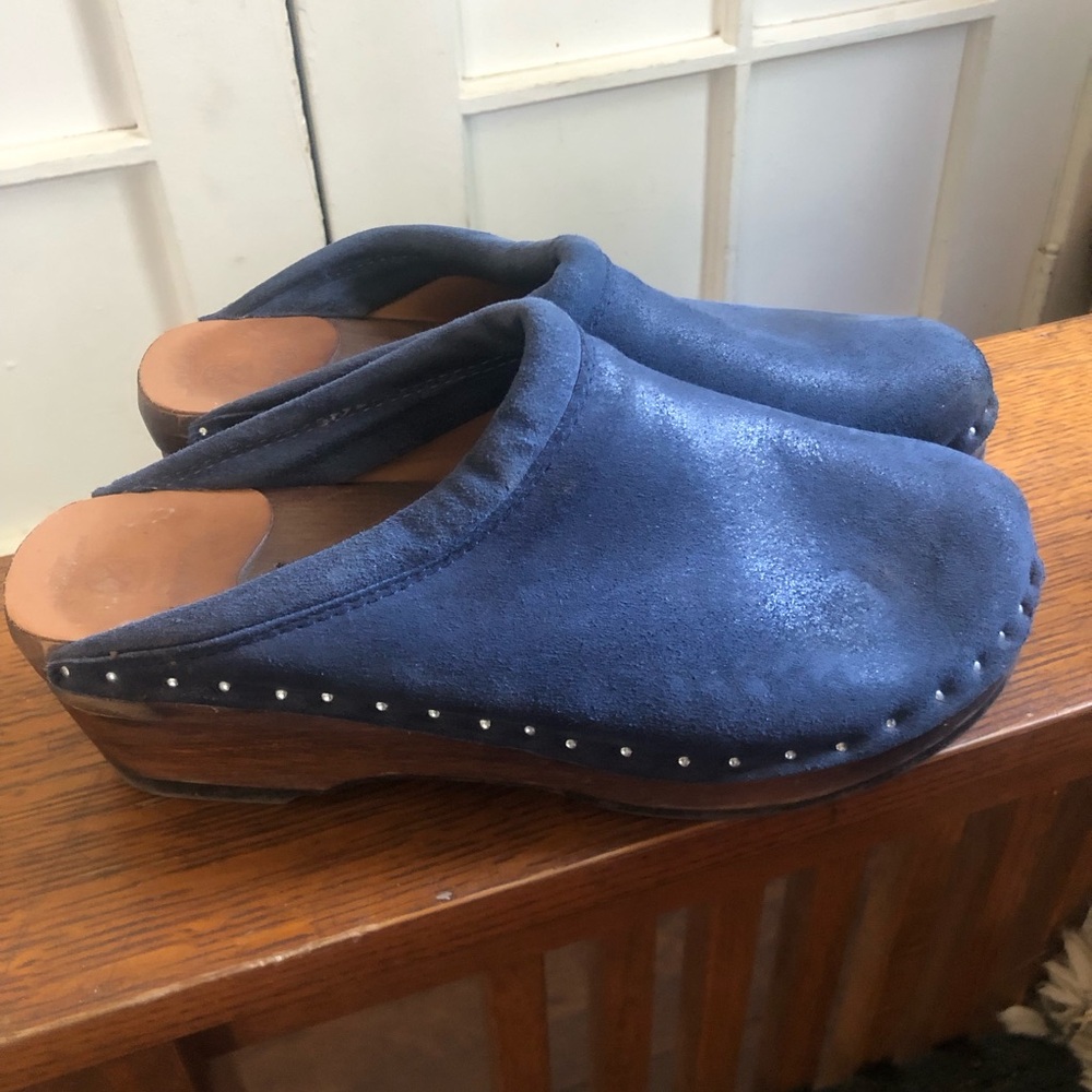Suede wooden clogs
